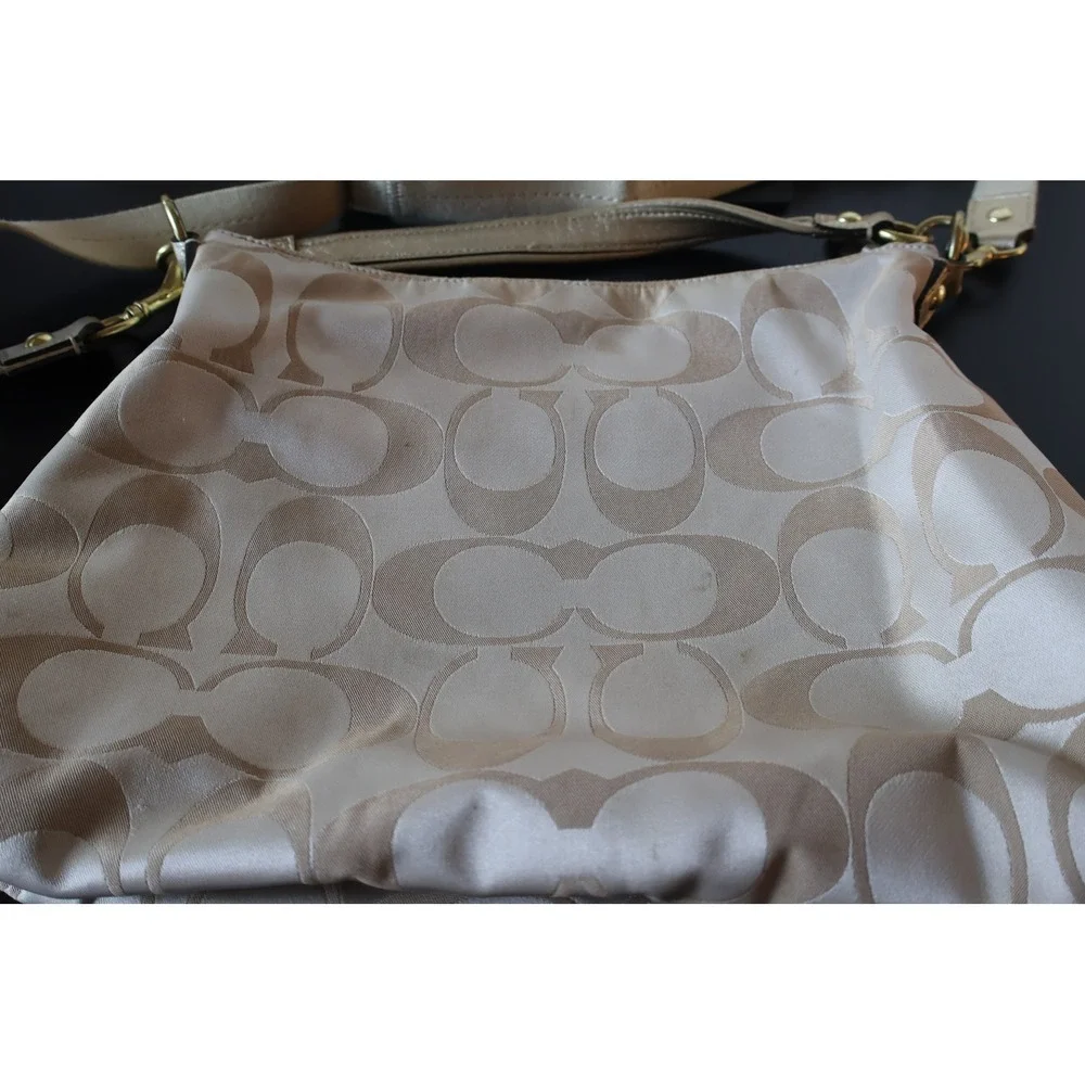 Coach Poppy F20791 Daisy Floral Applique Signature Hobo Crossbody